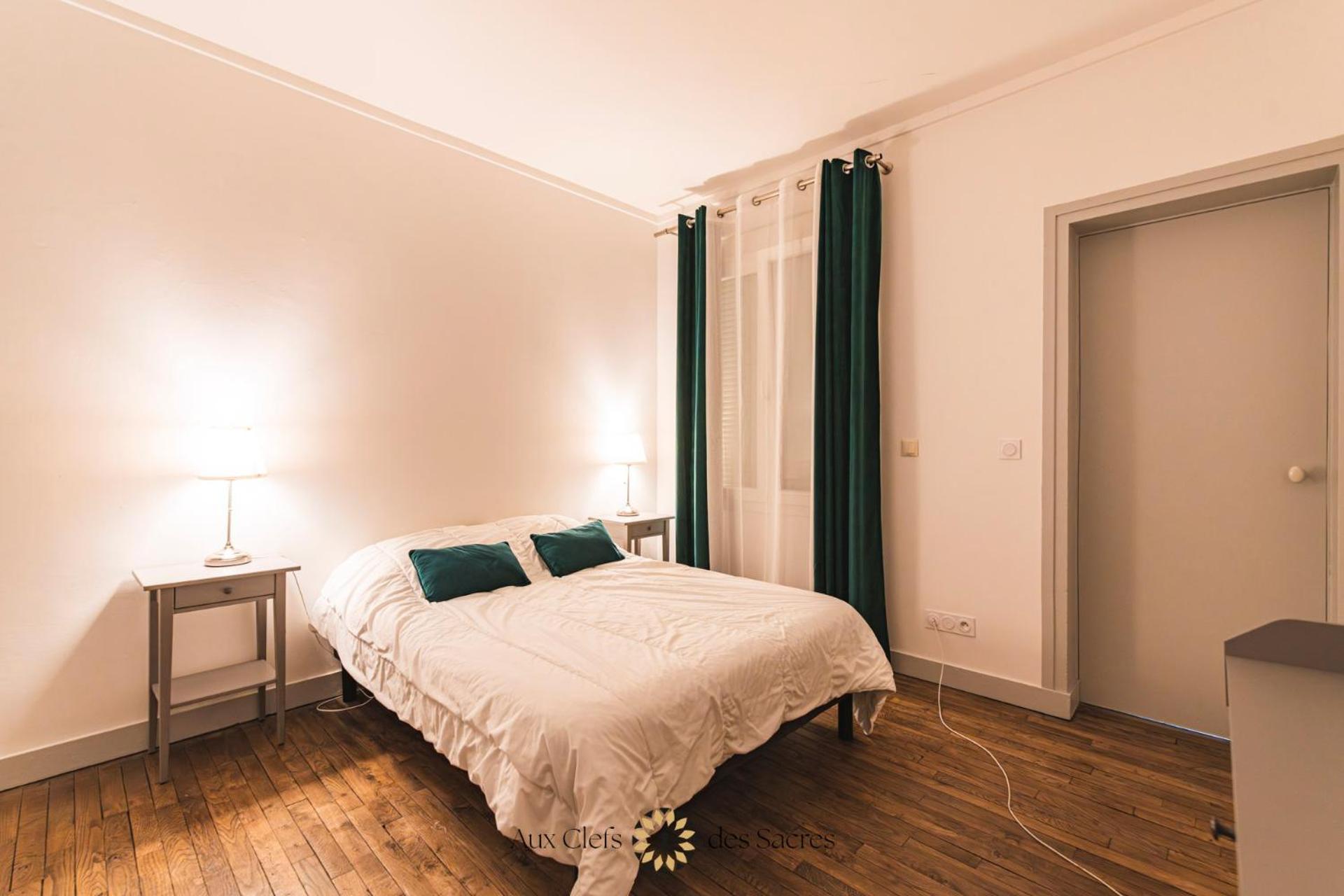 Maison De Avec Cour Place Luton Holiday home *