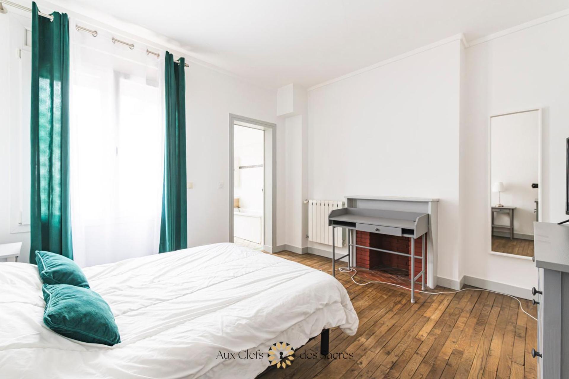Maison De Avec Cour Place Luton Holiday home